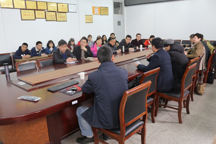 学院老师与李教授也进行了一些学术上的探讨.JPG