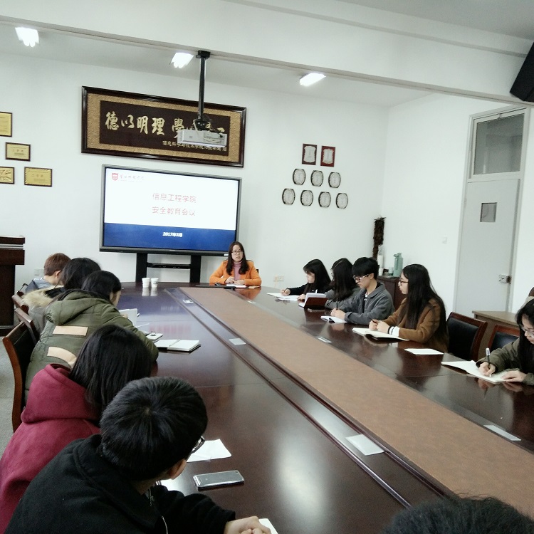 施桂红首先明确了各班安全员和心理委员的工作职责.jpg
