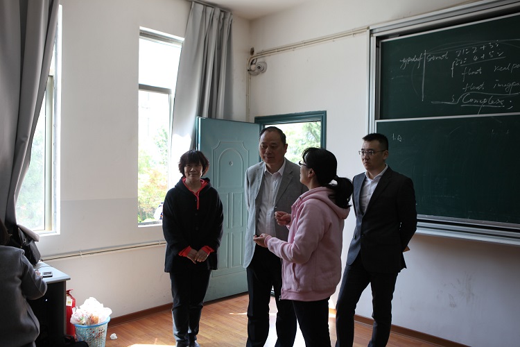 方校长一行还实地考察了我院实验室与机房使用及分布情况.jpg